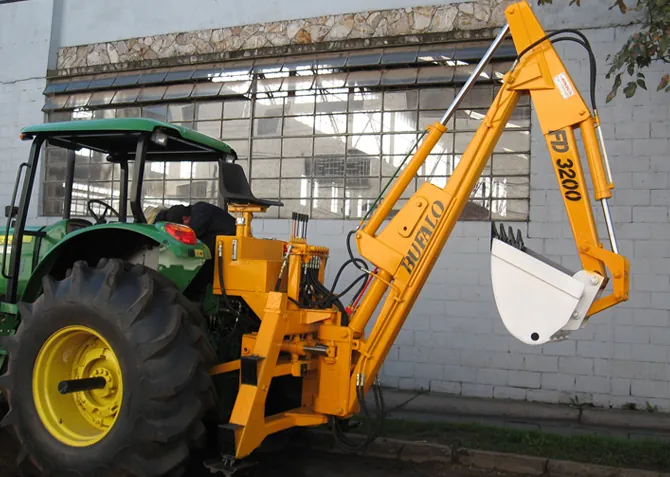 Brazo retroexcavador montado en tractor agrícola
