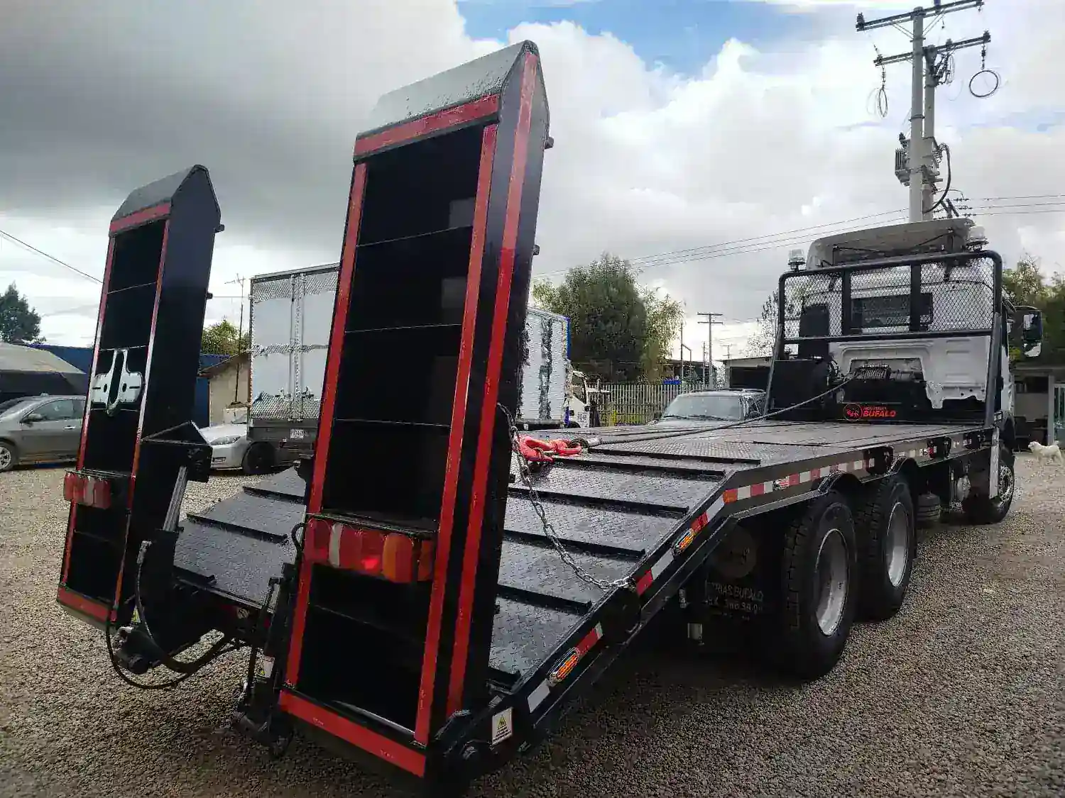 Cama baja transportando excavadora