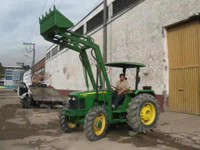 Cargador frontal cargando granos