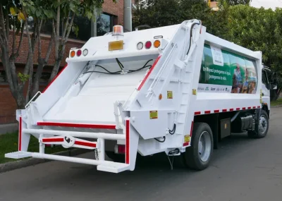 Compactador municipal en operación
