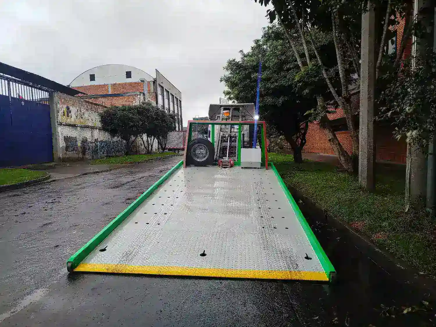 Grúa planchón en obra