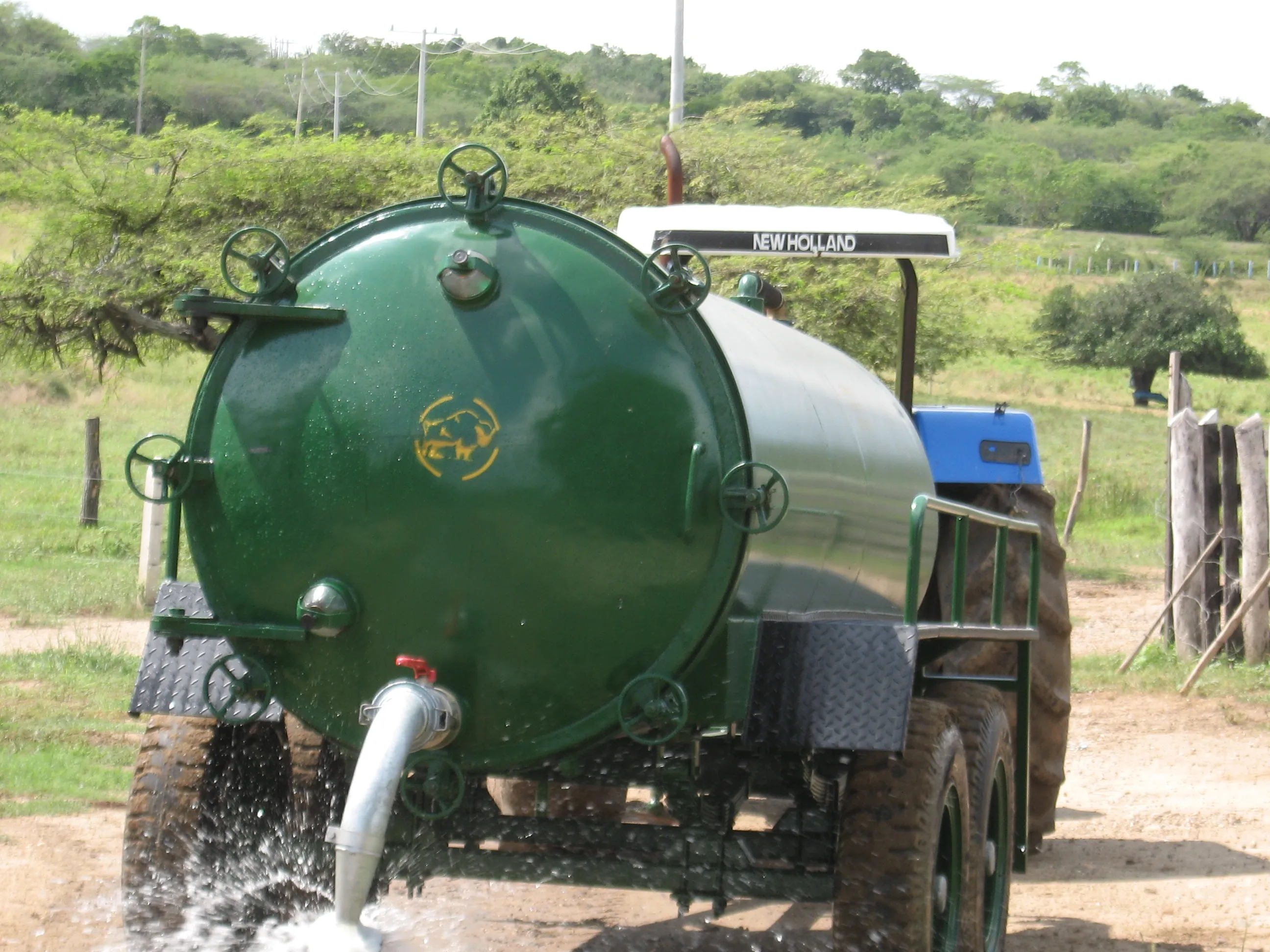 Tanque estercolero distribuyendo fertilizante en cultivo